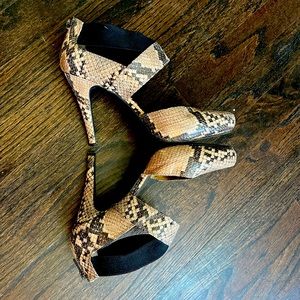 Nine West snakeskin print shoes size 8